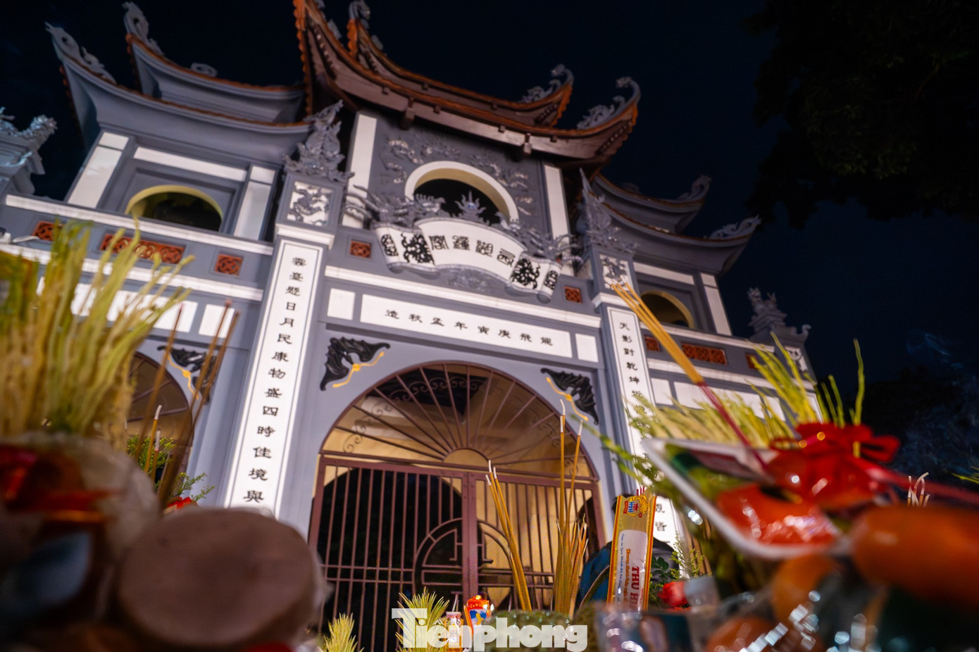 Dòng người đổ về phủ Tây Hồ lúc rạng sáng- Ảnh 6.