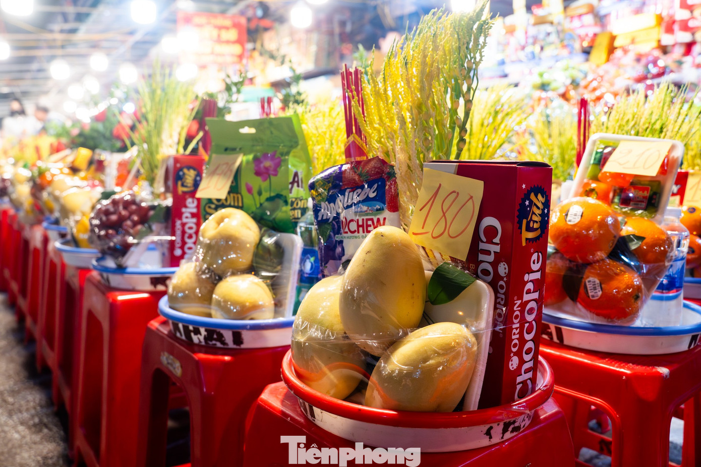 Dòng người đổ về phủ Tây Hồ lúc rạng sáng- Ảnh 5.