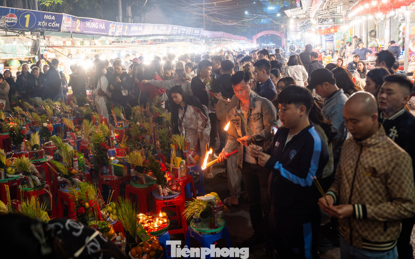 Dòng người đổ về phủ Tây Hồ lúc rạng sáng- Ảnh 8.