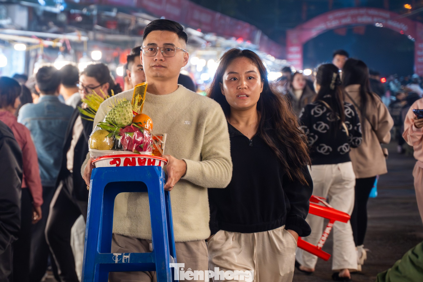 Dòng người đổ về phủ Tây Hồ lúc rạng sáng- Ảnh 4.