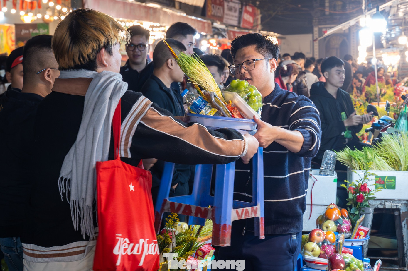 Dòng người đổ về phủ Tây Hồ lúc rạng sáng- Ảnh 3.