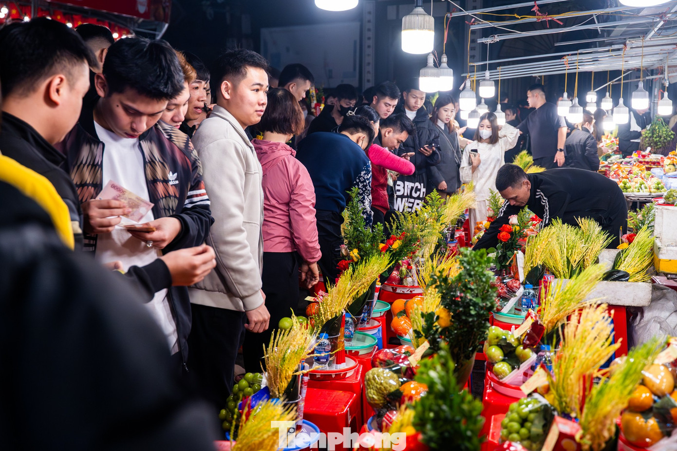 Dòng người đổ về phủ Tây Hồ lúc rạng sáng- Ảnh 2.