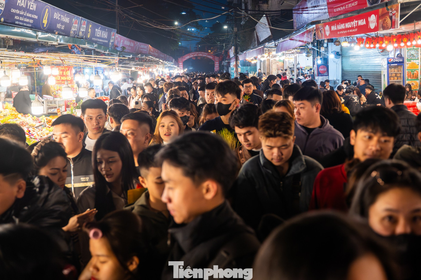 Dòng người đổ về phủ Tây Hồ lúc rạng sáng- Ảnh 13.