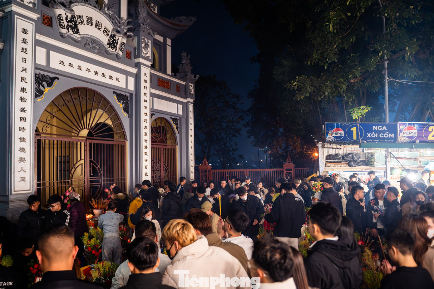 Dòng người đổ về phủ Tây Hồ lúc rạng sáng- Ảnh 17.