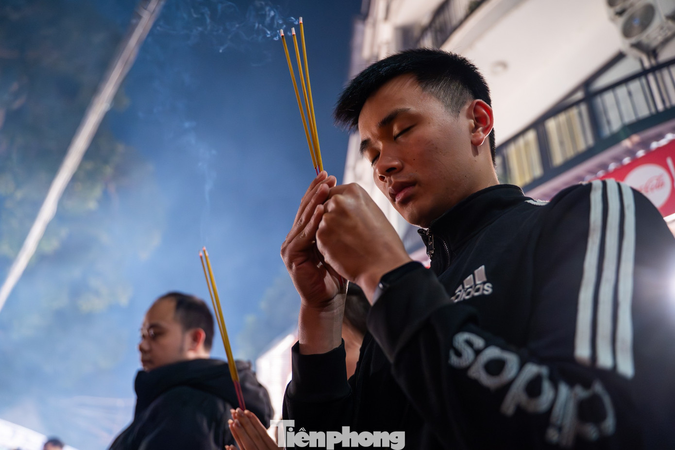 Dòng người đổ về phủ Tây Hồ lúc rạng sáng- Ảnh 9.