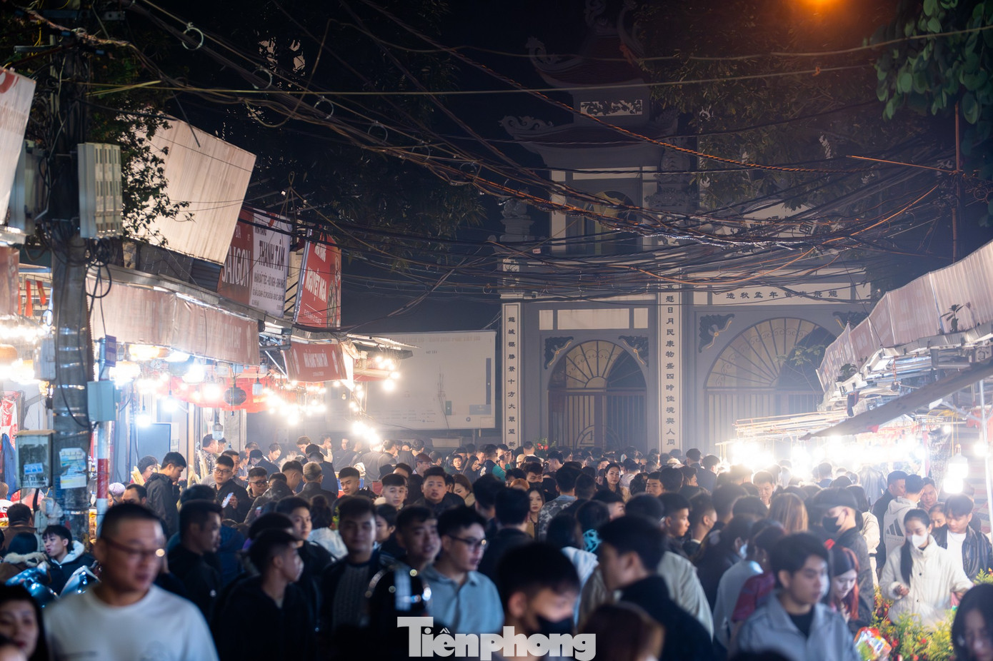 Dòng người đổ về phủ Tây Hồ lúc rạng sáng- Ảnh 1.