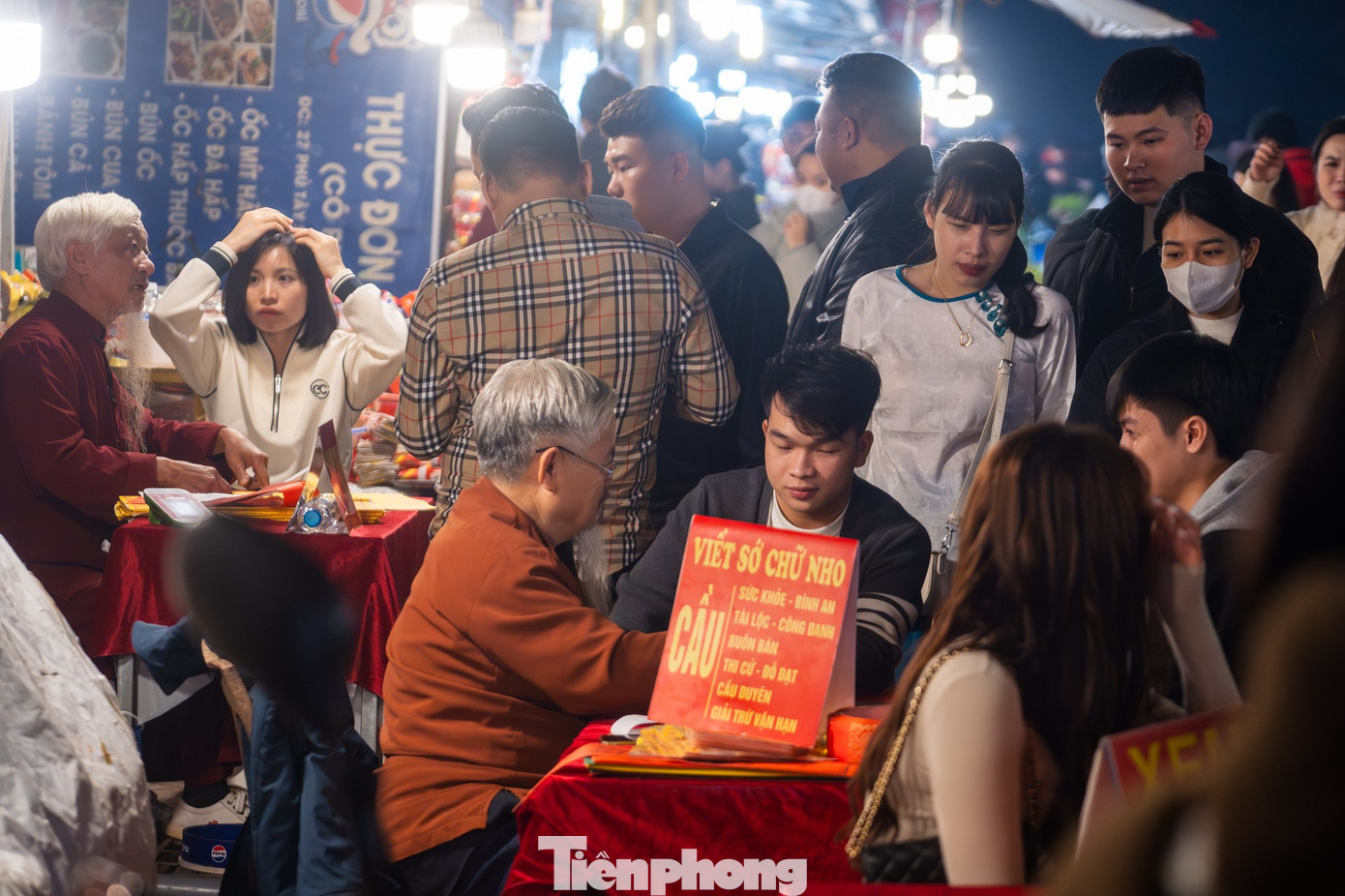 Dòng người đổ về phủ Tây Hồ lúc rạng sáng- Ảnh 16.