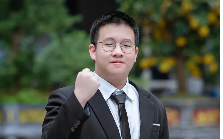 Profile "khủng" của th&iacute; sinh lớp 10 duy nhất đoạt giải Nhất m&ocirc;n to&aacute;n ở k&igrave; thi HSG Quốc gia: 15 tuổi đ&atilde; c&oacute; 50 giải thưởng To&aacute;n học trong nước v&agrave; quốc tế- Ảnh 1.