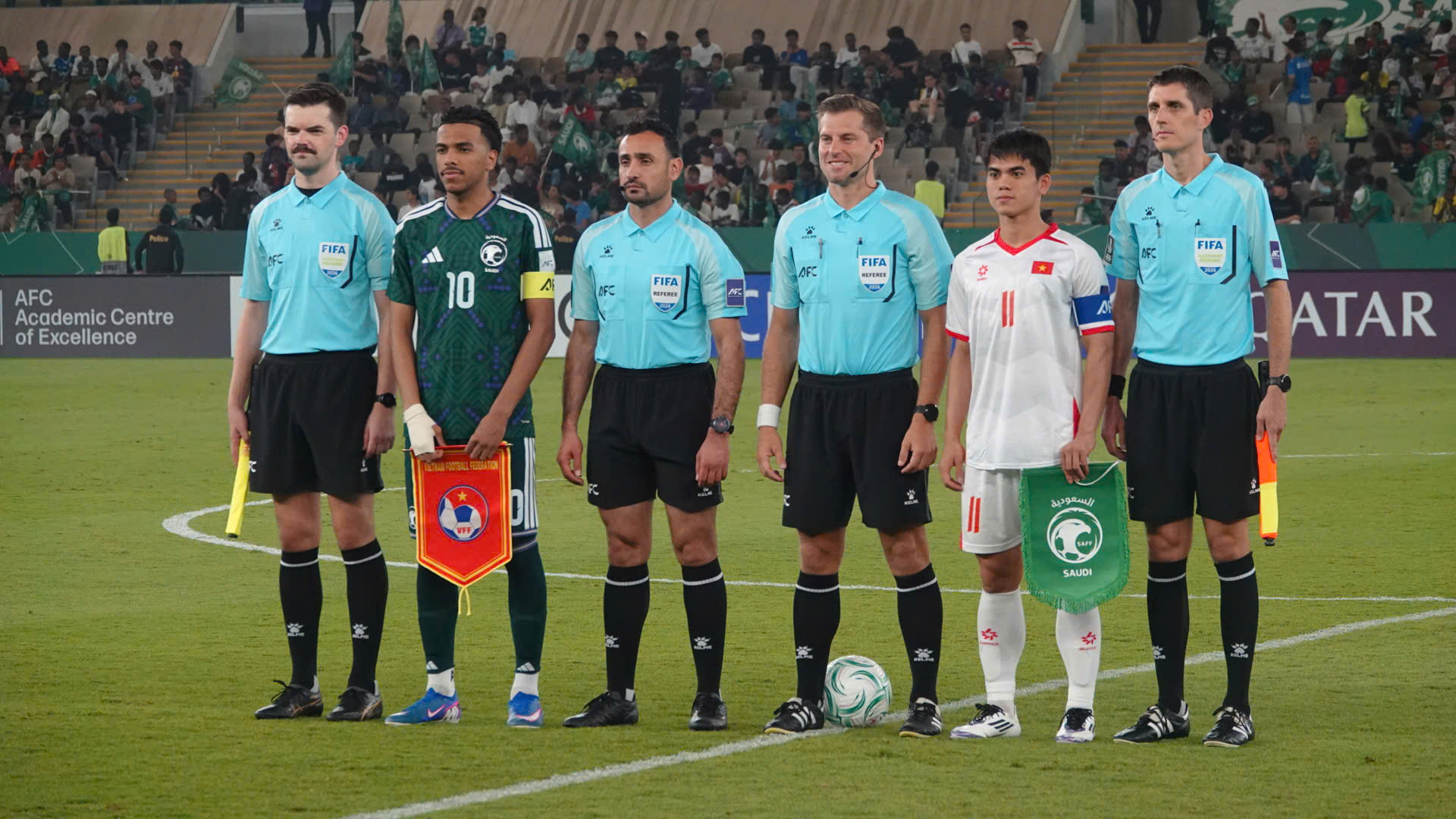 Lộ diện tổ trọng t&agrave;i điều khiển trận U23 Việt Nam vs U23 Trung Quốc tại b&aacute;n kết: Bắt cực nghi&ecirc;m khắc- Ảnh 1.