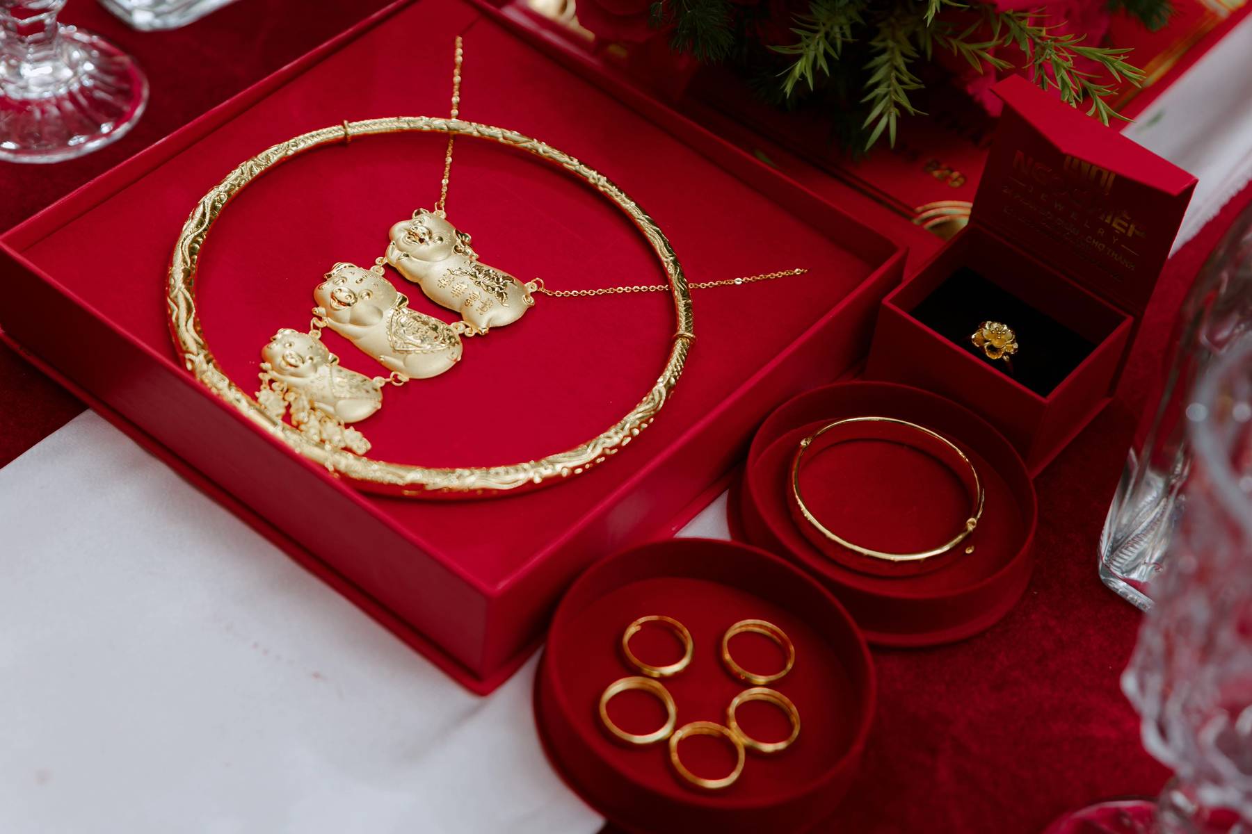 Triệu người lần đầu thấy cô gái Việt lấy chồng Mông Cổ: 12 tráp ăn hỏi, sinh lễ có giày hiệu, tiền, vàng- Ảnh 10. Triệu người lần đầu thấy cô gái Việt lấy chồng Mông Cổ: 12 tráp ăn hỏi, sinh lễ có giày hiệu, tiền, vàng- Ảnh 10.