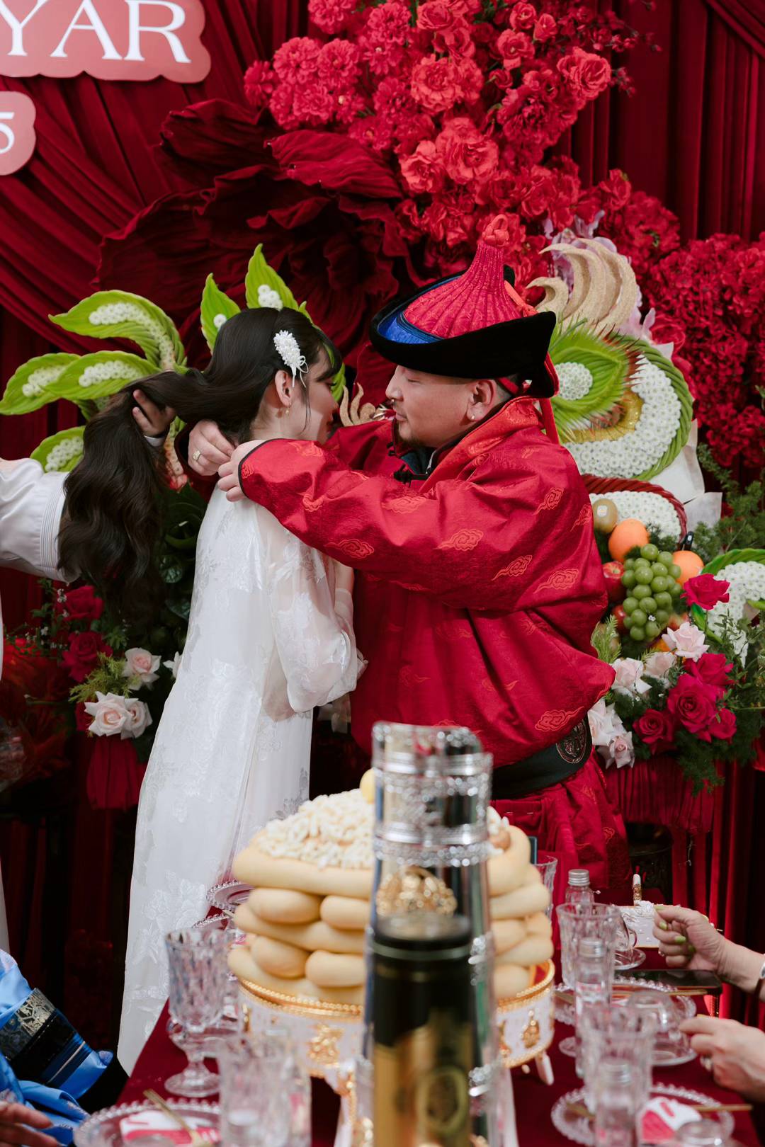 Triệu người lần đầu thấy cô gái Việt lấy chồng Mông Cổ: 12 tráp ăn hỏi, sinh lễ có giày hiệu, tiền, vàng- Ảnh 4. Triệu người lần đầu thấy cô gái Việt lấy chồng Mông Cổ: 12 tráp ăn hỏi, sinh lễ có giày hiệu, tiền, vàng- Ảnh 4.