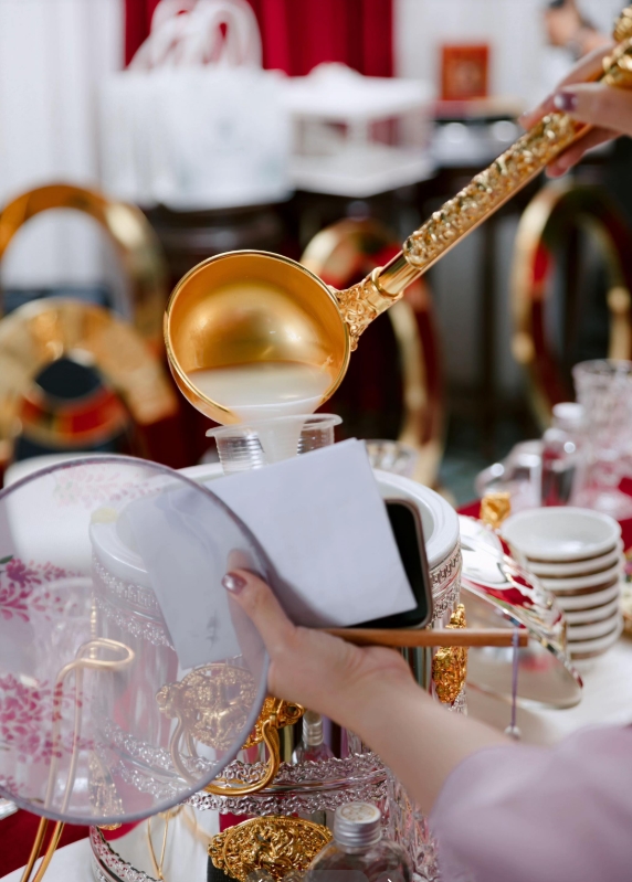 Triệu người lần đầu thấy cô gái Việt lấy chồng Mông Cổ: 12 tráp ăn hỏi, sinh lễ có giày hiệu, tiền, vàng- Ảnh 15. Triệu người lần đầu thấy cô gái Việt lấy chồng Mông Cổ: 12 tráp ăn hỏi, sinh lễ có giày hiệu, tiền, vàng- Ảnh 15.