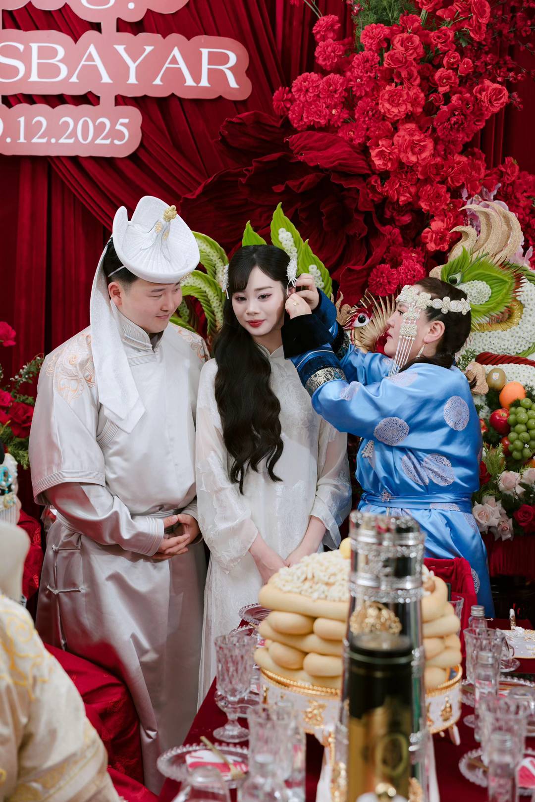 Triệu người lần đầu thấy cô gái Việt lấy chồng Mông Cổ: 12 tráp ăn hỏi, sinh lễ có giày hiệu, tiền, vàng- Ảnh 3. Triệu người lần đầu thấy cô gái Việt lấy chồng Mông Cổ: 12 tráp ăn hỏi, sinh lễ có giày hiệu, tiền, vàng- Ảnh 3.