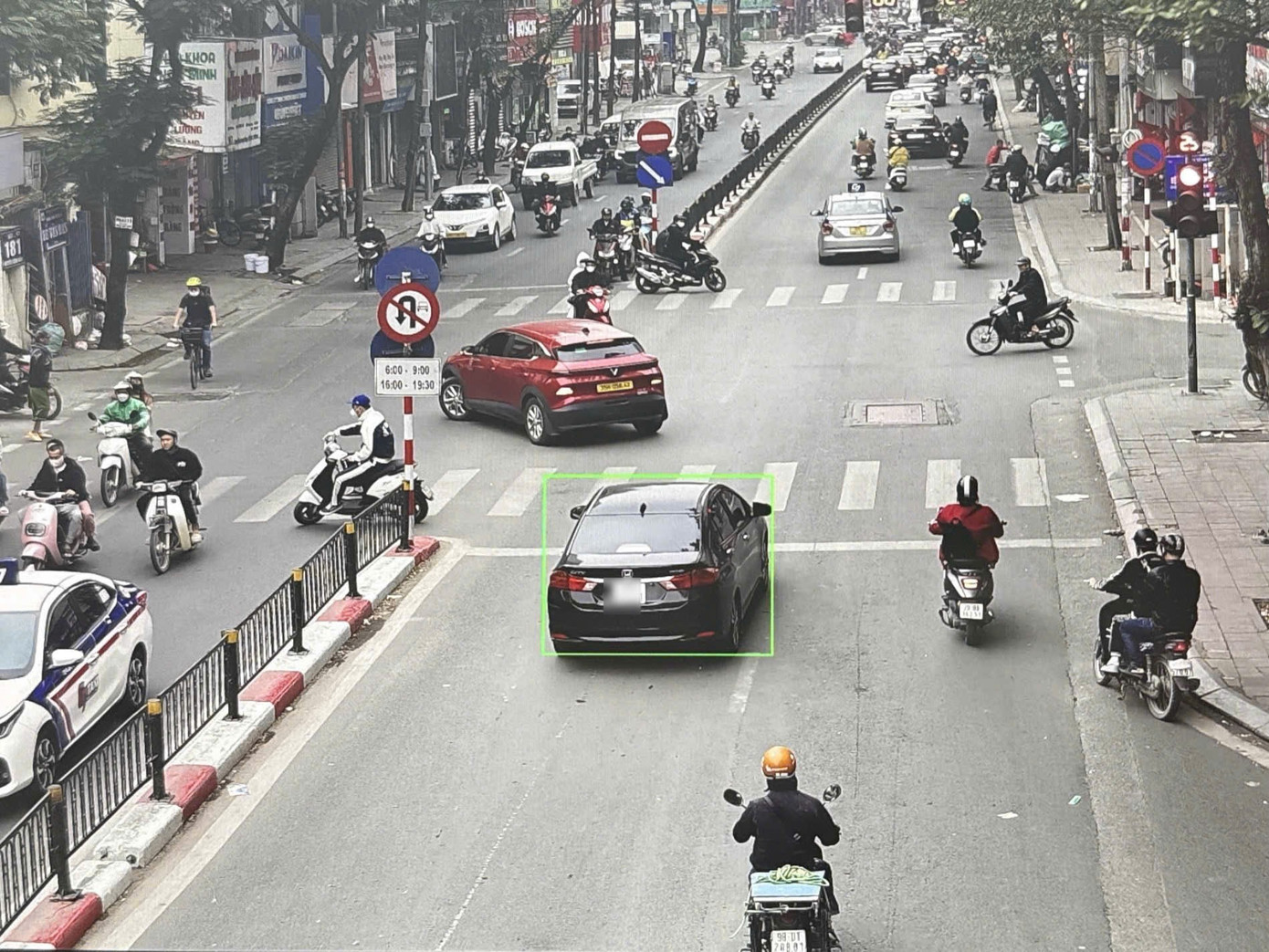 H&agrave; Nội: Một ng&agrave;y camera AI ph&aacute;t hiện hơn 100 trường hợp vi phạm giao th&ocirc;ng- Ảnh 1.