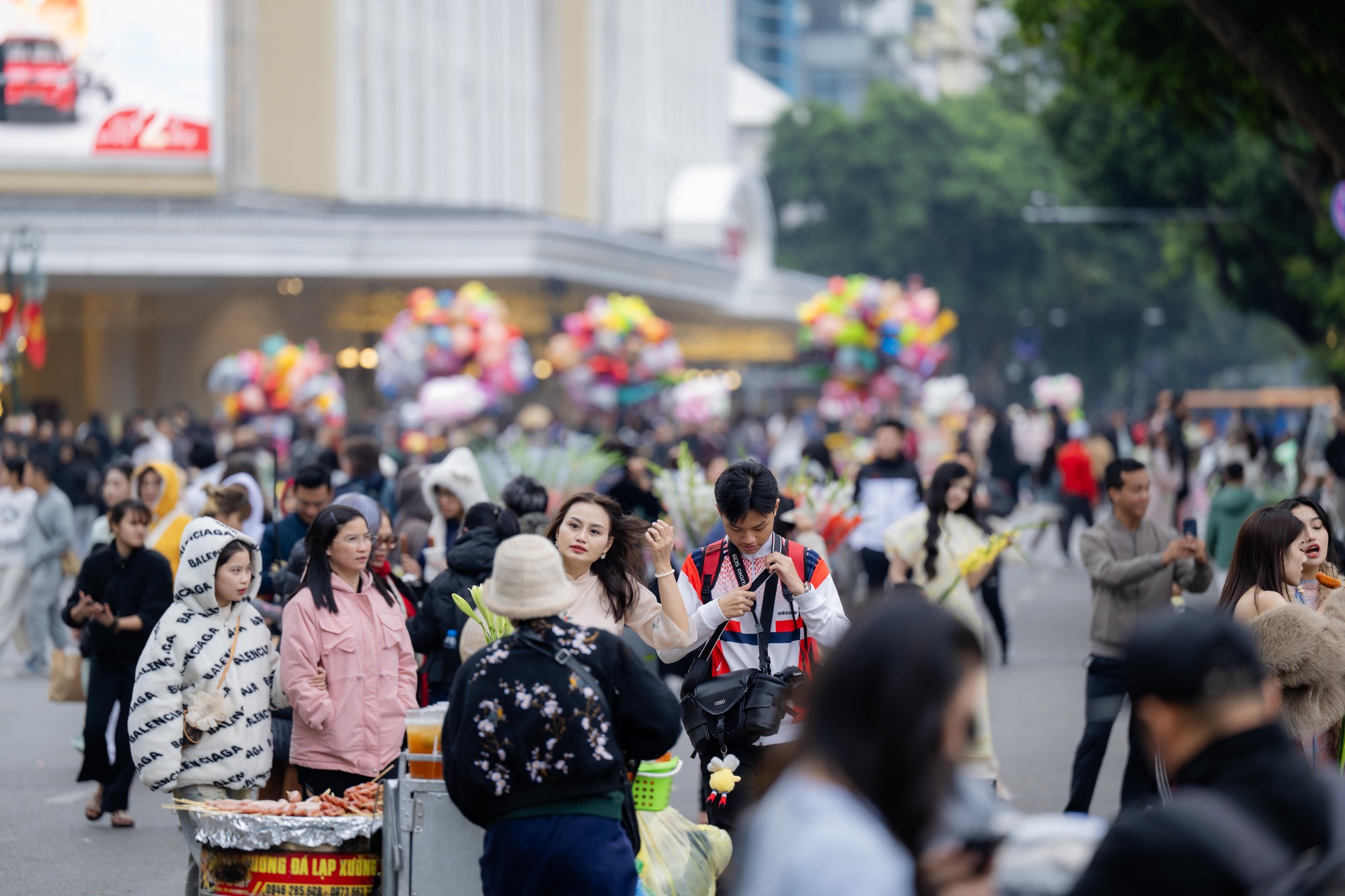 N&agrave;ng thơ H&agrave; Nội bất chấp trời 17 độ khởi động đường đua Tết, phong phanh &aacute;o d&agrave;i thả d&aacute;ng k&iacute;n Hồ Gươm- Ảnh 10.
