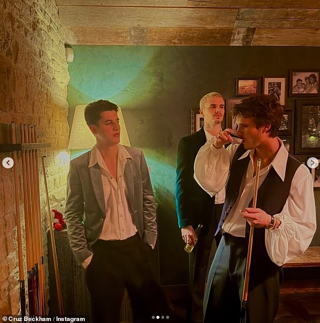 "T&oacute;m d&iacute;nh" vợ chồng con cả nh&agrave; Beckham quẩy hết nấc ở hộp đ&ecirc;m giữa l&uacute;c phớt lờ lời y&ecirc;u từ bố - David Beckham- Ảnh 6.