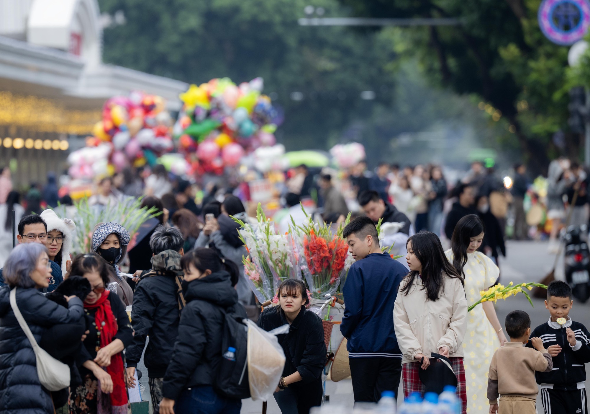 N&agrave;ng thơ H&agrave; Nội bất chấp trời 17 độ khởi động đường đua Tết, phong phanh &aacute;o d&agrave;i thả d&aacute;ng k&iacute;n Hồ Gươm- Ảnh 11.