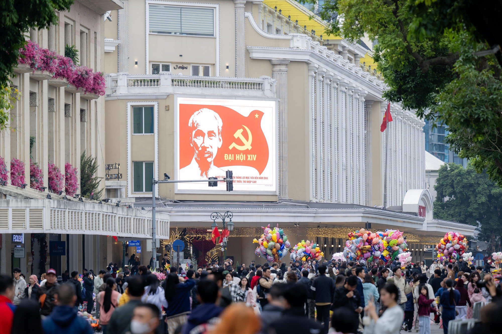 N&agrave;ng thơ H&agrave; Nội bất chấp trời 17 độ khởi động đường đua Tết, phong phanh &aacute;o d&agrave;i thả d&aacute;ng k&iacute;n Hồ Gươm- Ảnh 12.