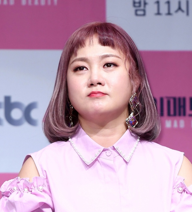 Mới sang năm mới đ&atilde; drama: Ng&ocirc;i sao N. bị tố n&eacute;m ly v&agrave;o mặt quản l&yacute;, g&acirc;y thương t&iacute;ch phải kh&acirc;u đến 4 mũi- Ảnh 2.