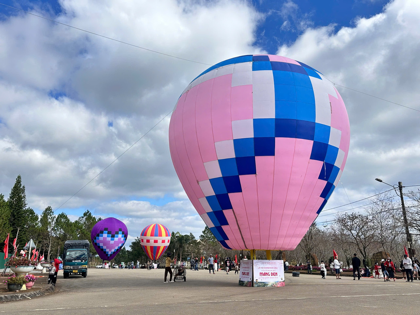 Du kh&aacute;ch nườm nượp đổ về Măng Đen ngắm hoa anh đ&agrave;o nở rộ- Ảnh 21.