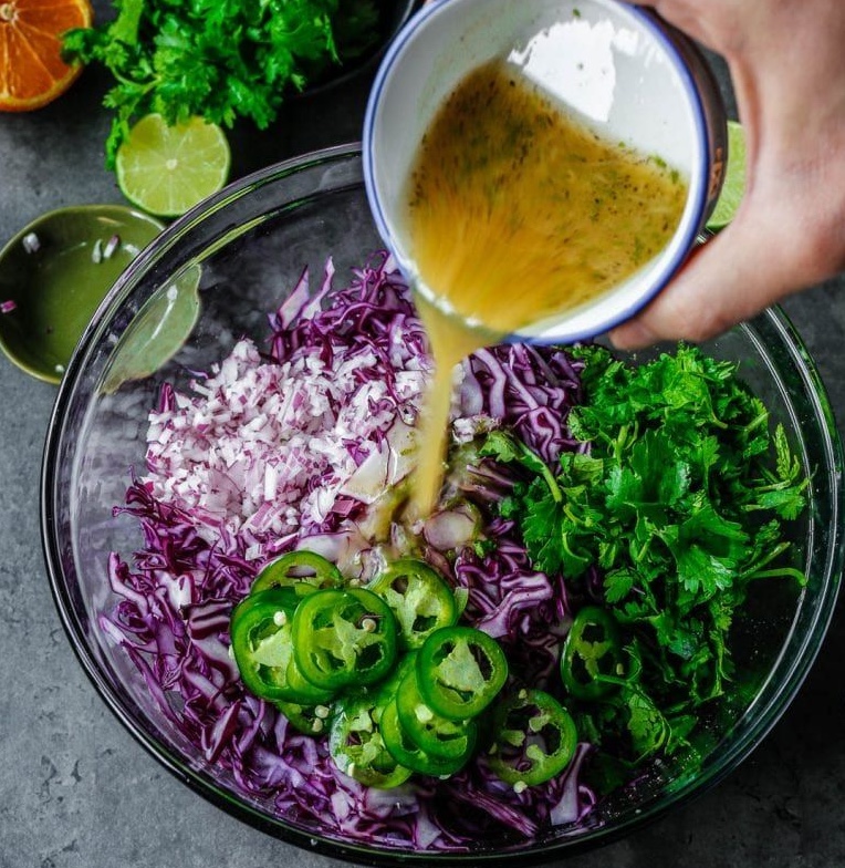 Loại rau gi&aacute; rẻ nhưng rất giỏi "h&uacute;t mỡ", giải độc ruột, dưỡng tim v&agrave; l&agrave;m chậm l&atilde;o h&oacute;a cho nữ giới: Chợ Việt đang cực sẵn- Ảnh 3.