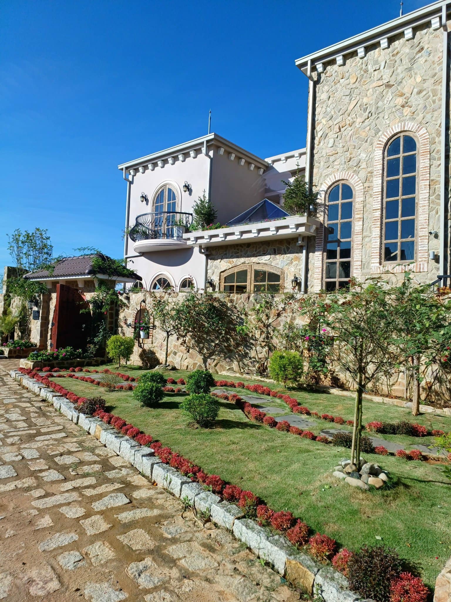 Dinh thự lộng lẫy như l&acirc;u đ&agrave;i của 