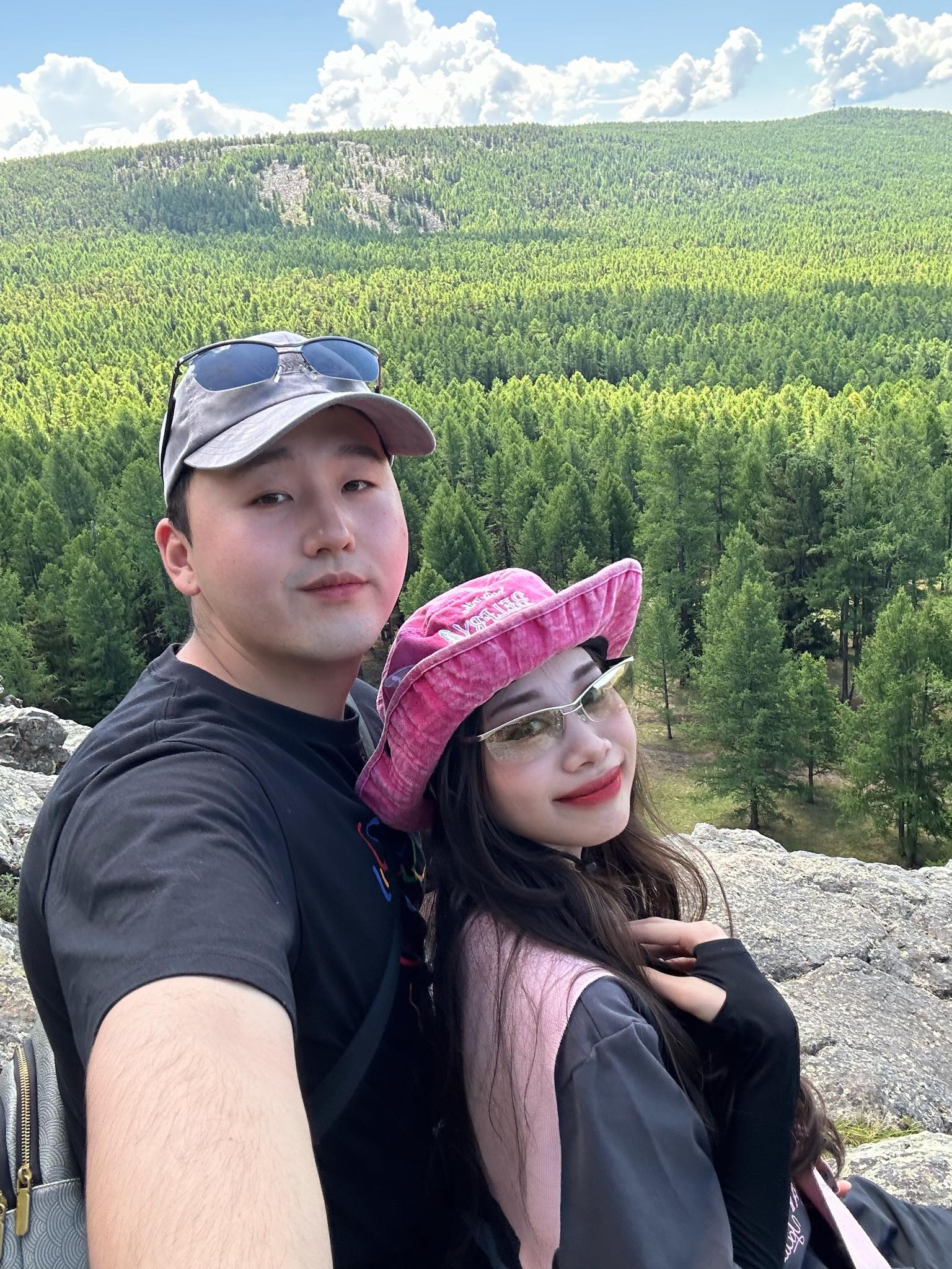 Triệu người lần đầu thấy cô gái Việt lấy chồng Mông Cổ: 12 tráp ăn hỏi, sinh lễ có giày hiệu, tiền, vàng- Ảnh 18. Triệu người lần đầu thấy cô gái Việt lấy chồng Mông Cổ: 12 tráp ăn hỏi, sinh lễ có giày hiệu, tiền, vàng- Ảnh 18.