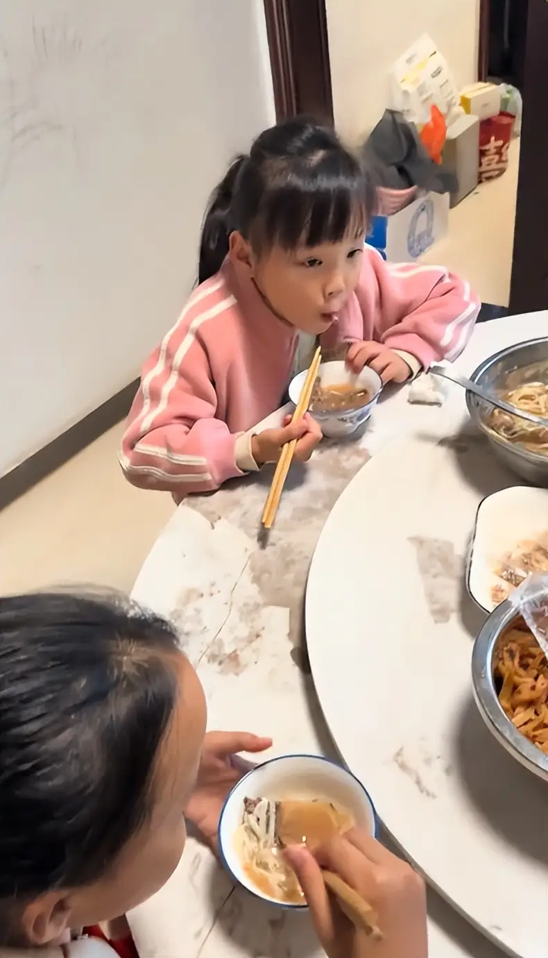 Con kh&ocirc;ng chịu ăn h&agrave;nh l&aacute;, người mẹ c&oacute; h&agrave;nh động g&acirc;y tranh c&atilde;i- Ảnh 3.