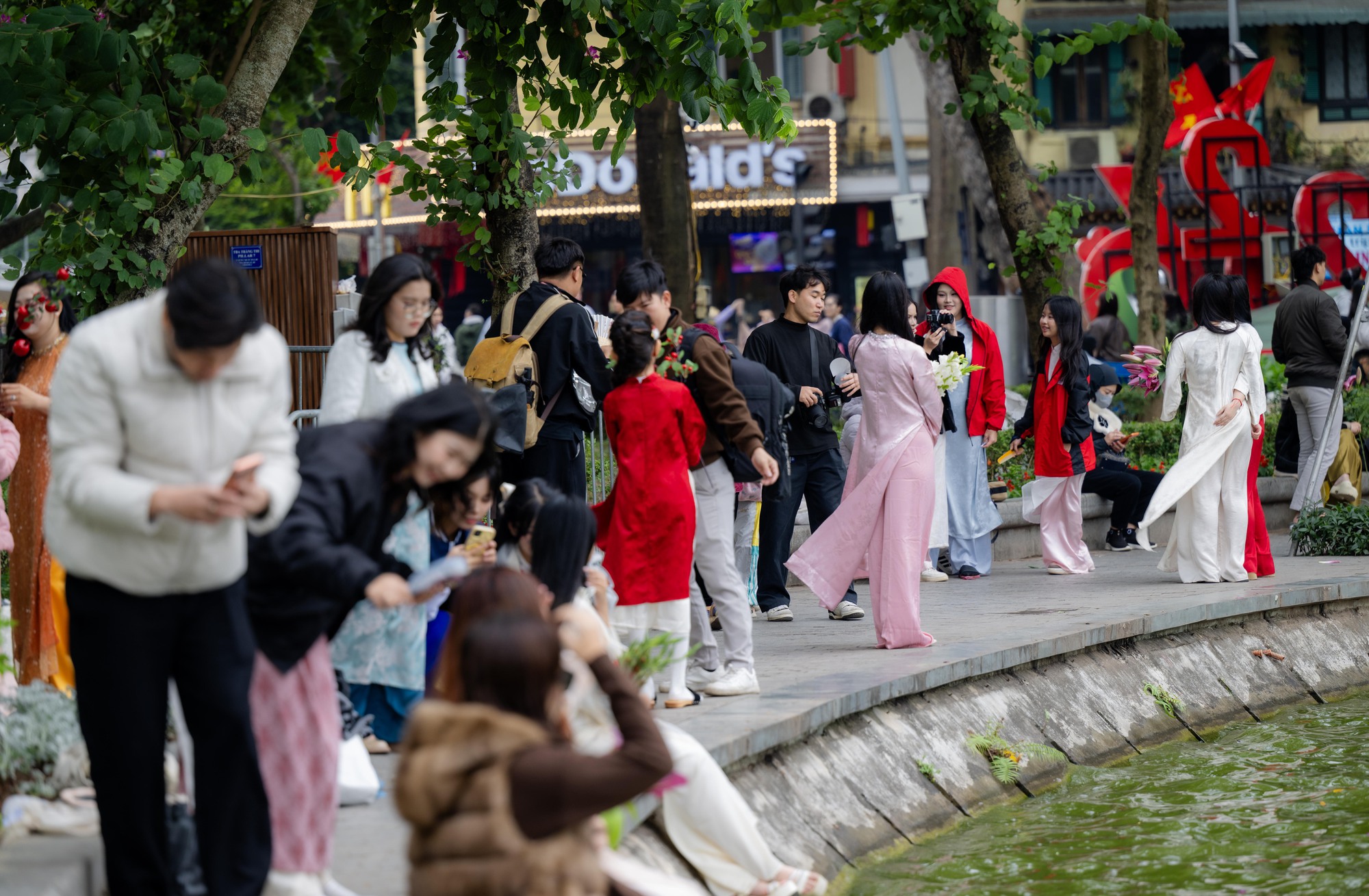 N&agrave;ng thơ H&agrave; Nội bất chấp trời 17 độ khởi động đường đua Tết, phong phanh &aacute;o d&agrave;i thả d&aacute;ng k&iacute;n Hồ Gươm- Ảnh 5.