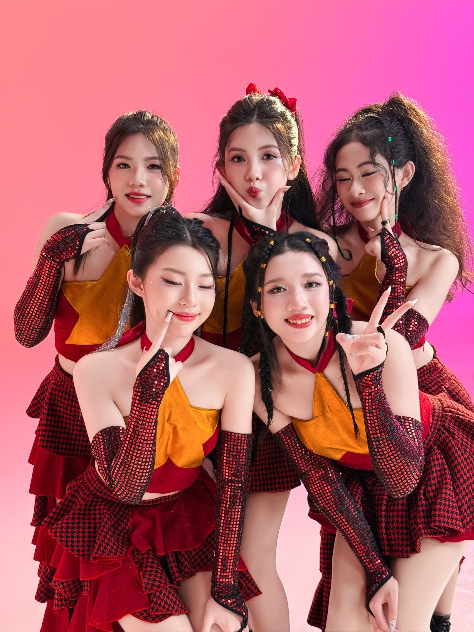 Tiếp tục ra sản phẩm mới, đại diện nhóm nữ nói gì về MV bị gán mác “thảm họa” Vpop 2025?- Ảnh 1. Tiếp tục ra sản phẩm mới, đại diện nhóm nữ nói gì về MV bị gán mác “thảm họa” Vpop 2025?- Ảnh 1.