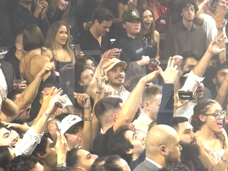 "T&oacute;m d&iacute;nh" vợ chồng con cả nh&agrave; Beckham quẩy hết nấc ở hộp đ&ecirc;m giữa l&uacute;c phớt lờ lời y&ecirc;u từ bố - David Beckham- Ảnh 2.