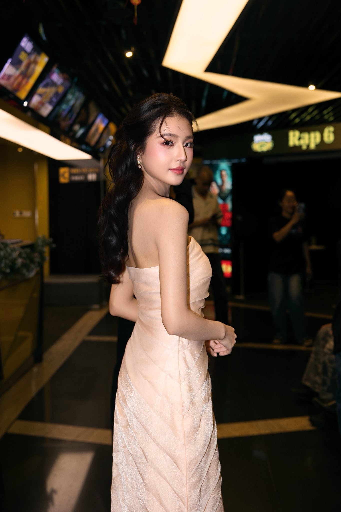 Mỹ nh&acirc;n Việt vừa ngoảnh đầu đ&atilde; khiến 3 triệu người m&ecirc; mẩn, nhan sắc kinh diễm xứng đ&aacute;ng top đầu showbiz- Ảnh 3.