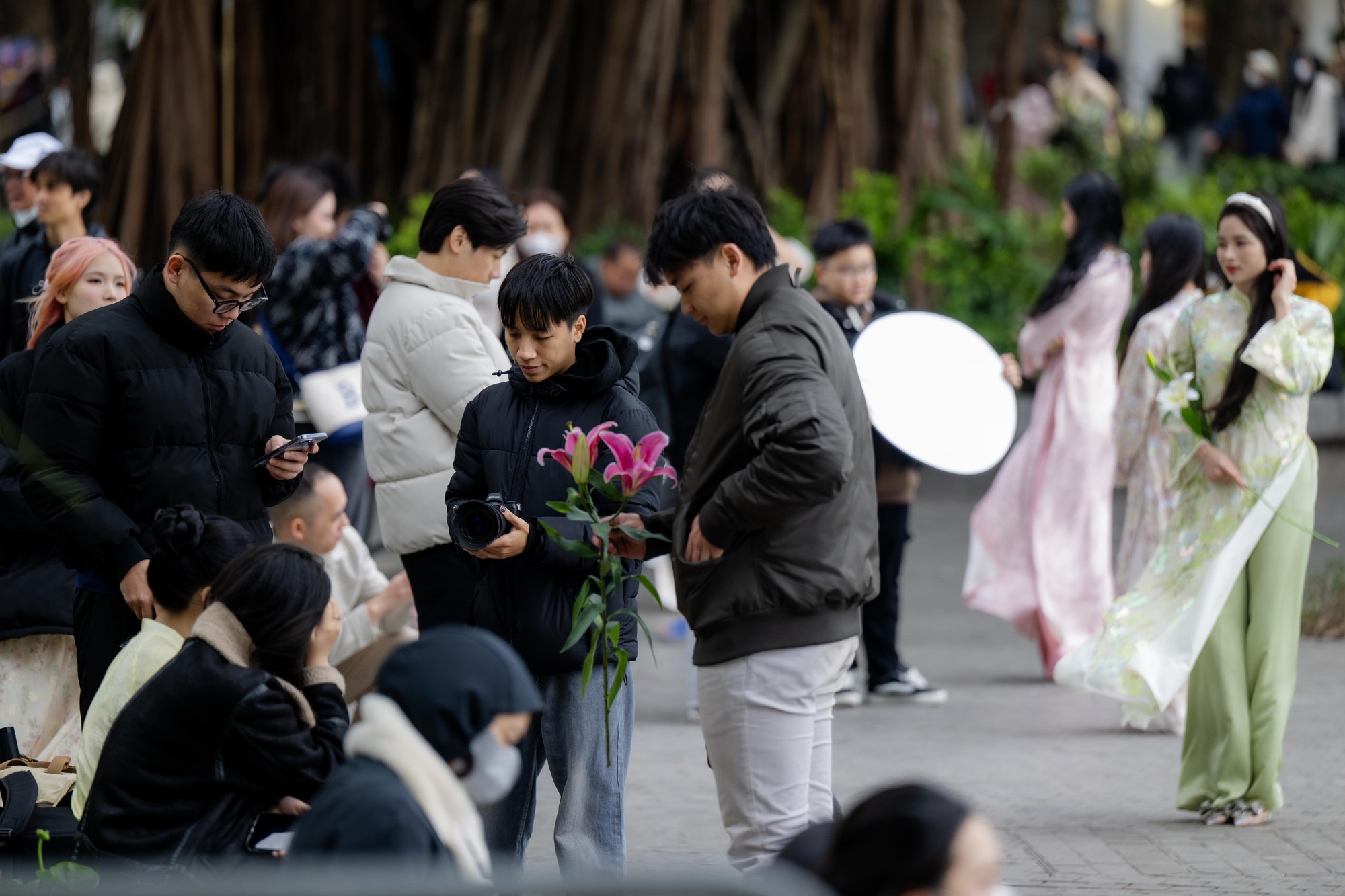 N&agrave;ng thơ H&agrave; Nội bất chấp trời 17 độ khởi động đường đua Tết, phong phanh &aacute;o d&agrave;i thả d&aacute;ng k&iacute;n Hồ Gươm- Ảnh 6.