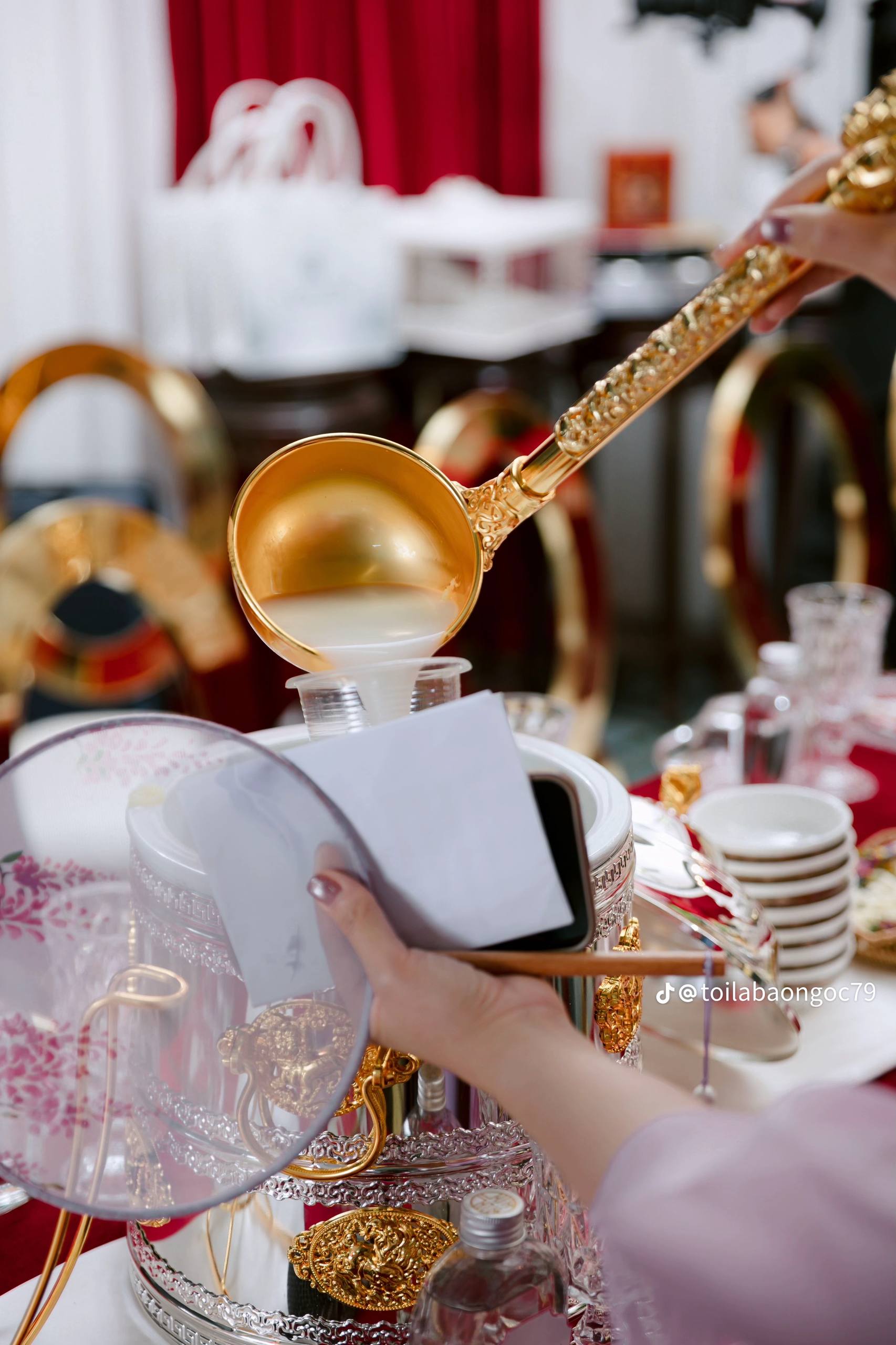 Đám hỏi dâu Việt - rể Mông Cổ hot nhất MXH lúc này, nhà trai gây chú ý với tháp bánh lạ trên bàn lễ- Ảnh 12.