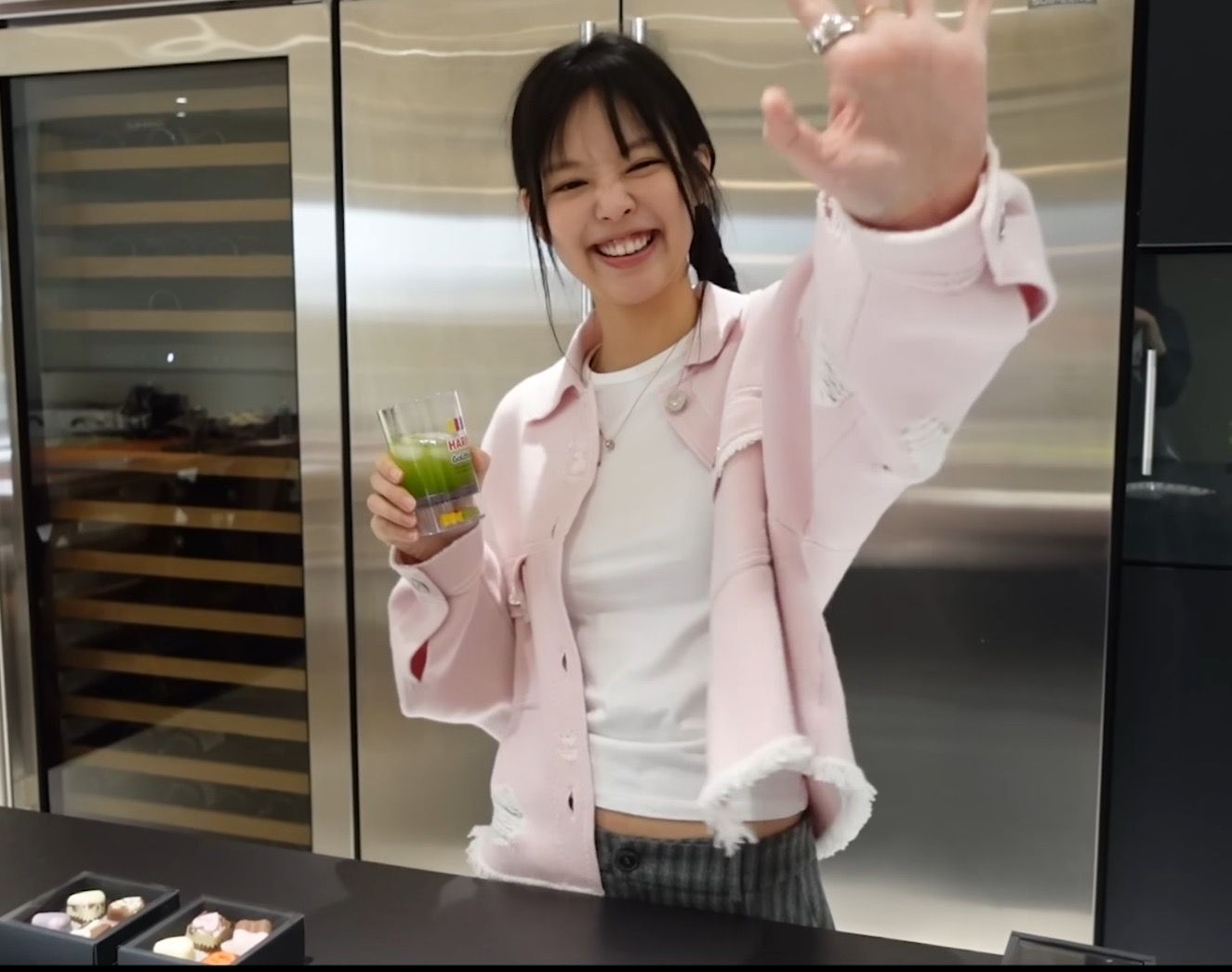 Lisa khoe ly nước dưỡng nhan với 106 triệu người v&agrave;o s&aacute;ng m&ugrave;ng 1- Ảnh 3.