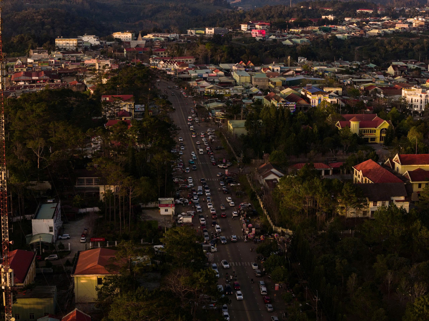 Du kh&aacute;ch nườm nượp đổ về Măng Đen ngắm hoa anh đ&agrave;o nở rộ- Ảnh 1.