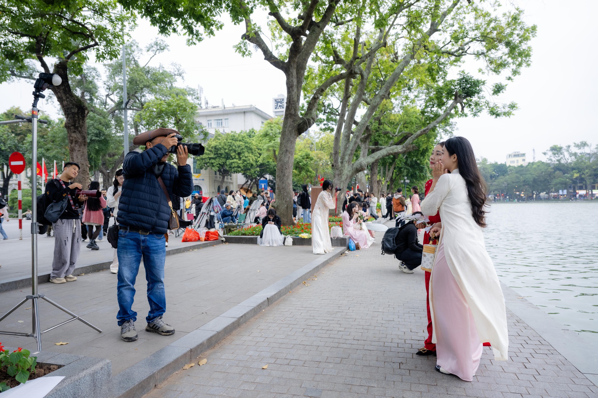 N&agrave;ng thơ H&agrave; Nội bất chấp trời 17 độ khởi động đường đua Tết, phong phanh &aacute;o d&agrave;i thả d&aacute;ng k&iacute;n Hồ Gươm- Ảnh 7.