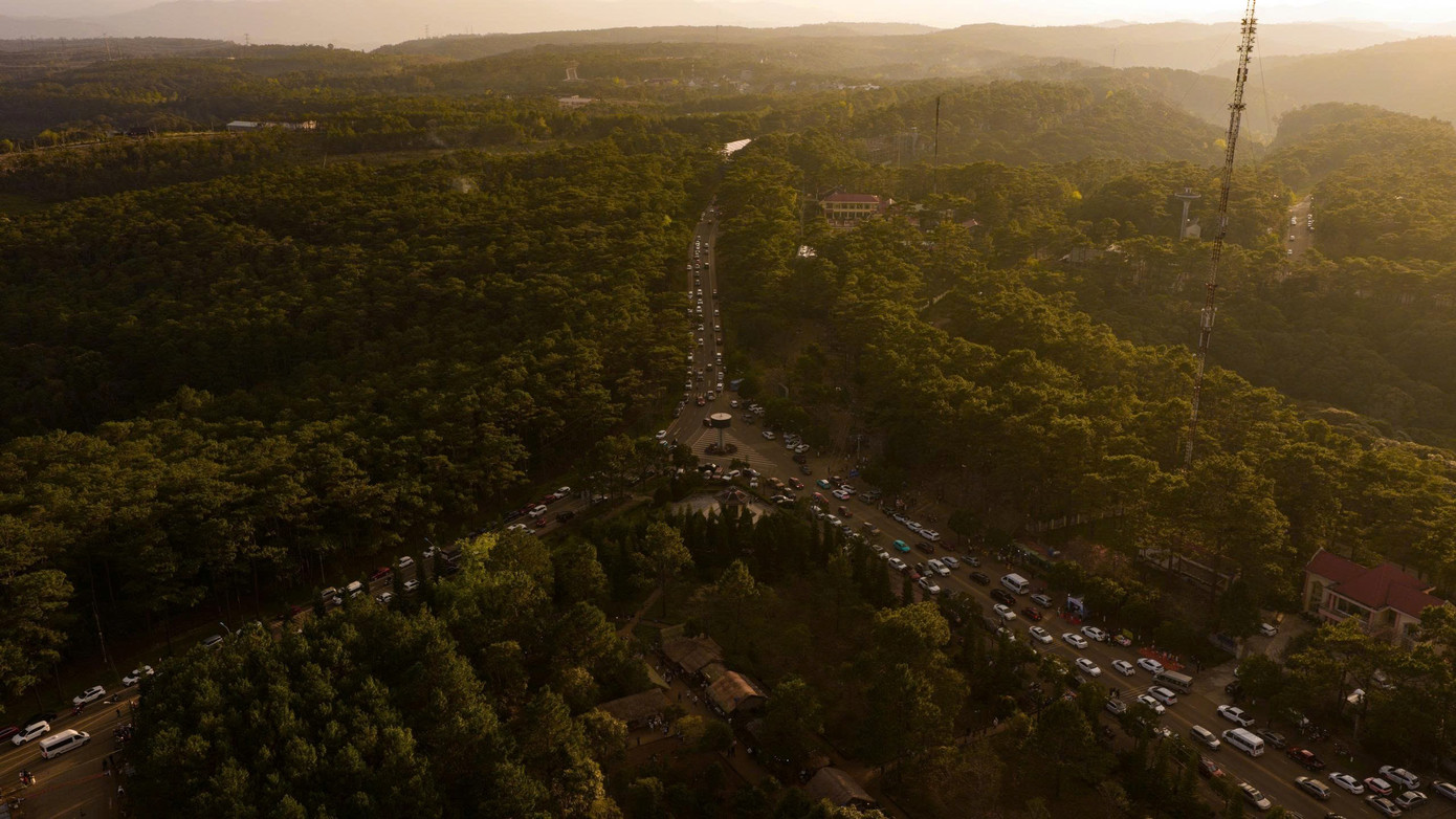 Du kh&aacute;ch nườm nượp đổ về Măng Đen ngắm hoa anh đ&agrave;o nở rộ- Ảnh 3.