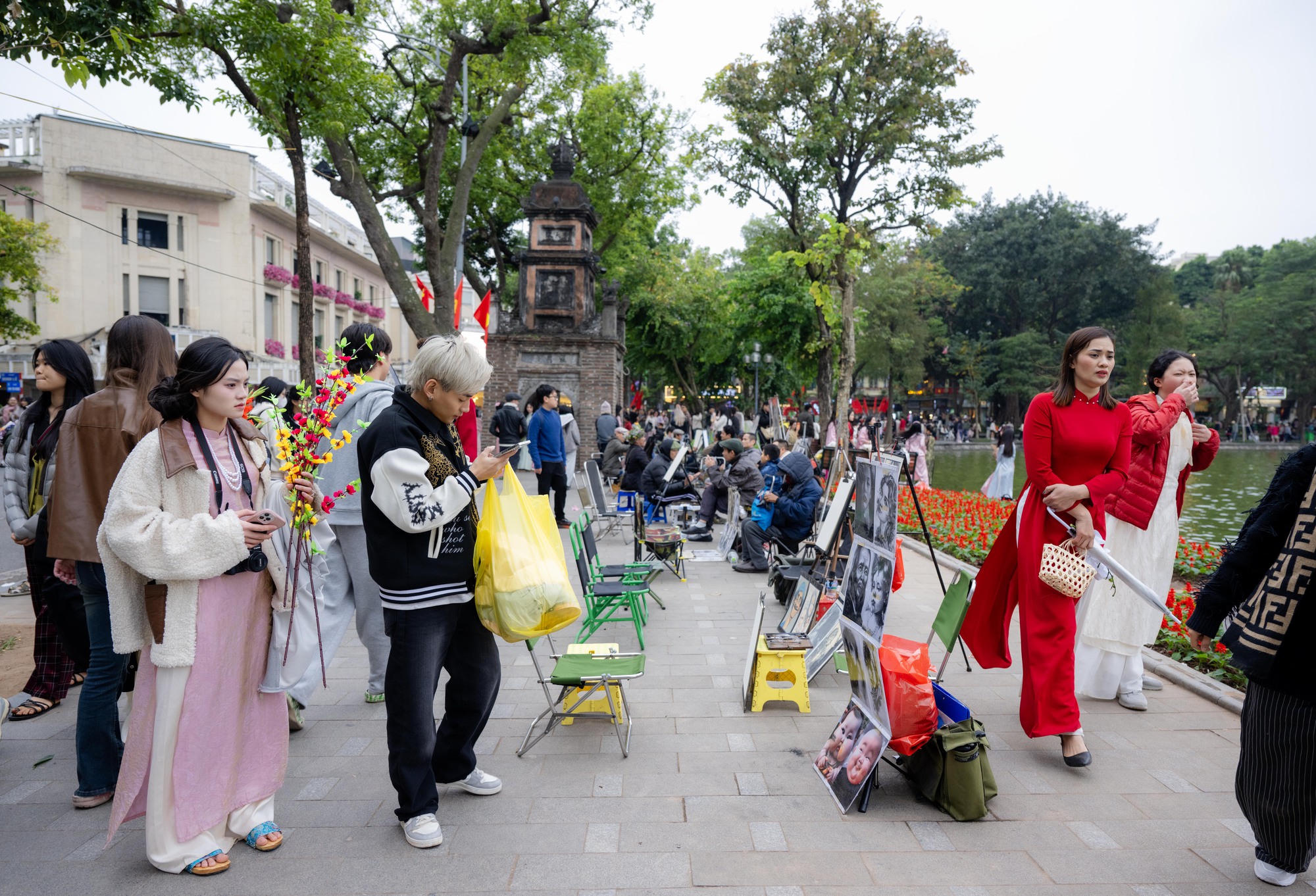 N&agrave;ng thơ H&agrave; Nội bất chấp trời 17 độ khởi động đường đua Tết, phong phanh &aacute;o d&agrave;i thả d&aacute;ng k&iacute;n Hồ Gươm- Ảnh 8.