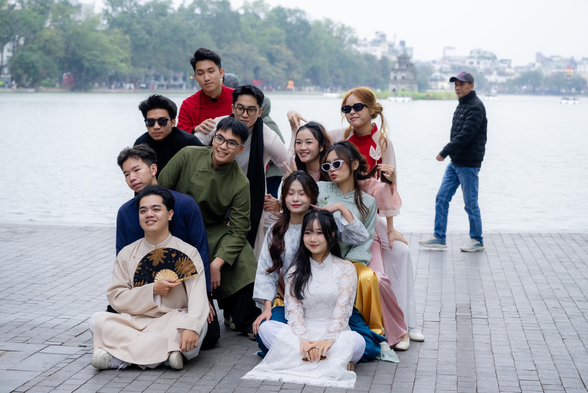 N&agrave;ng thơ H&agrave; Nội bất chấp trời 17 độ khởi động đường đua Tết, phong phanh &aacute;o d&agrave;i thả d&aacute;ng k&iacute;n Hồ Gươm- Ảnh 9.