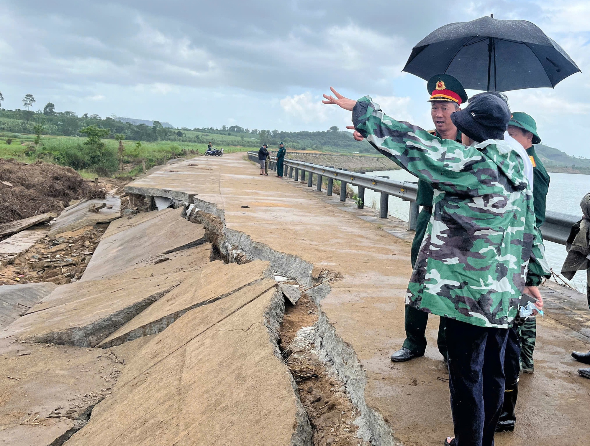 Sập bờ k&egrave; s&ocirc;ng Ba l&agrave;m 4 người tử vong: Ngỡ ng&agrave;ng biển cấm bị th&aacute;o dỡ trước khi xảy ra vụ việc- Ảnh 1.