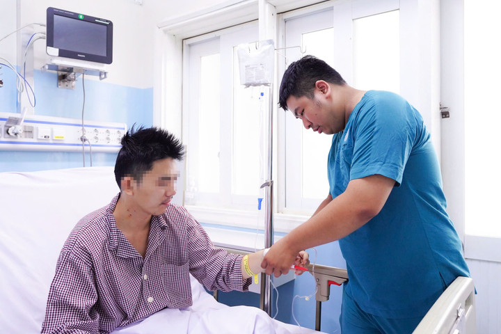 Cứu sống người đ&agrave;n &ocirc;ng ngừng tim khi đang chơi cầu l&ocirc;ng- Ảnh 2.