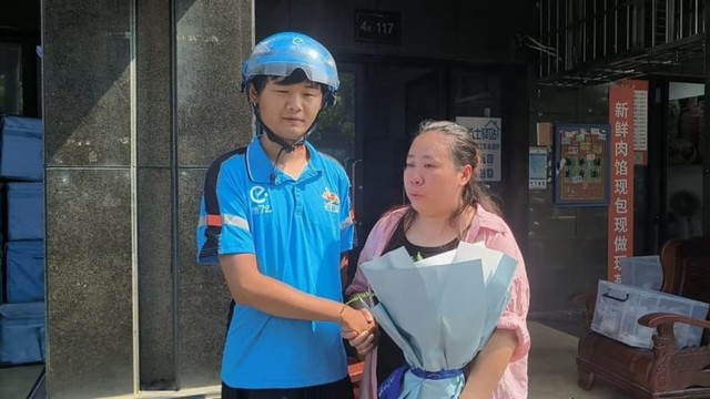 Ph&aacute;t hiện tiếng động lạ trong kho h&agrave;ng 1 c&ocirc;ng ty, thanh ni&ecirc;n mặc đồ shipper h&agrave;nh động nhanh chưa từng thấy- Ảnh 2.