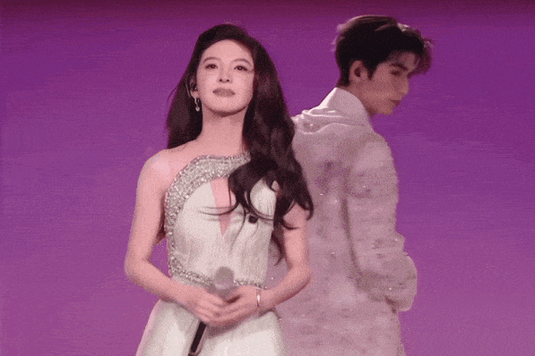 Cặp đ&ocirc;i khuấy đảo đ&ecirc;m Giao thừa 2026- Ảnh 1.