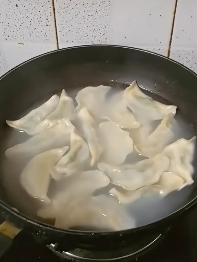 Chiếc nồi cơm ng&agrave;y cuối năm khiến 1 b&agrave; mẹ bị ch&ecirc; tr&aacute;ch dữ dội, h&agrave;ng ngh&igrave;n cư d&acirc;n mạng b&igrave;nh luận: "T&ocirc;i thấy thương cho con chị!"- Ảnh 2.