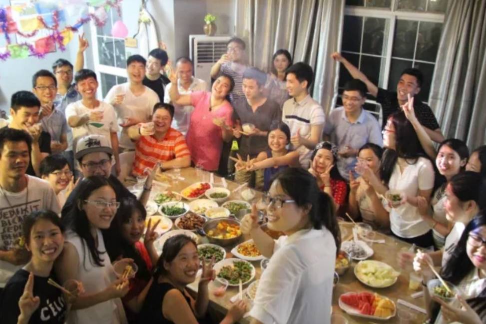 Đi họp lớp sau 15 năm, người l&aacute;i BMW, Mercedes được xếp ngồi ri&ecirc;ng, t&ocirc;i bị ra r&igrave;a: Về đến nh&agrave;, nhận được tin nhắn 38 chữ qu&aacute; sốc- Ảnh 1.