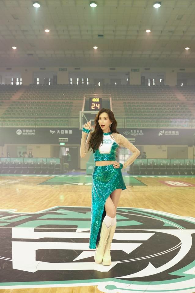 Ở đ&acirc;u ra mỹ nh&acirc;n 51 tuổi vẫn như g&aacute;i 21 thế n&agrave;y: Nhan sắc thượng hạng 5 sao, body mướt mượt sướng cả mắt- Ảnh 5.