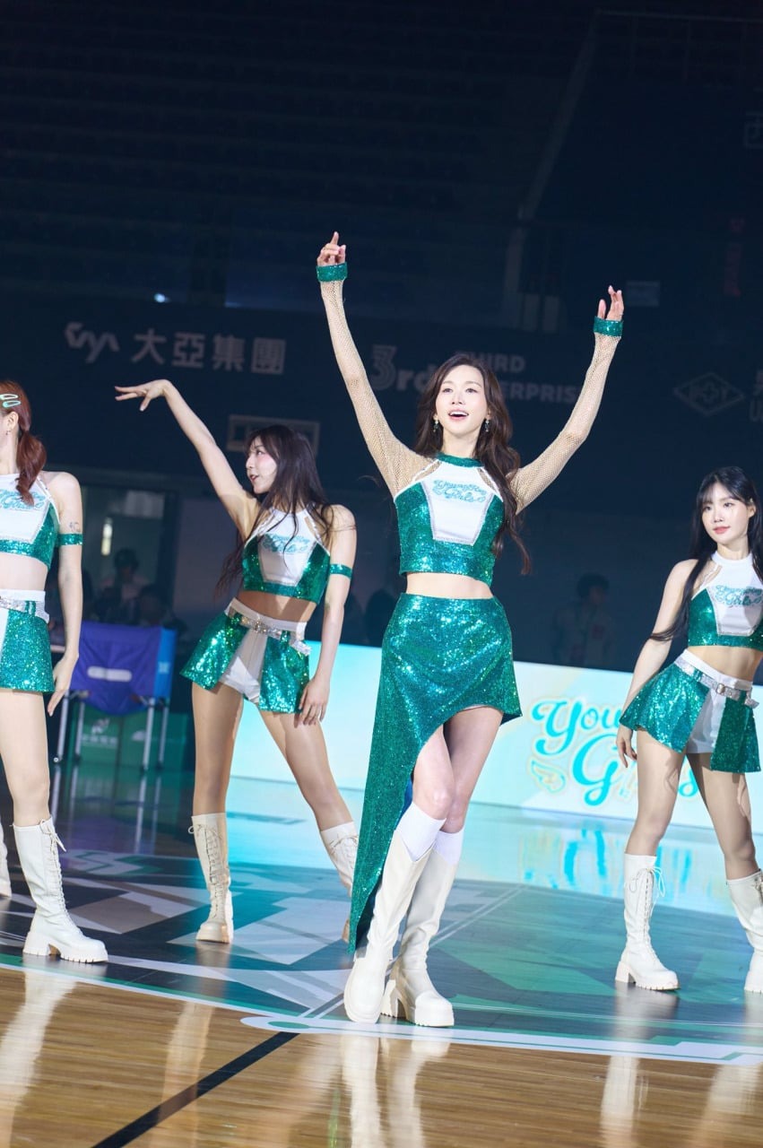 Ở đ&acirc;u ra mỹ nh&acirc;n 51 tuổi vẫn như g&aacute;i 21 thế n&agrave;y: Nhan sắc thượng hạng 5 sao, body mướt mượt sướng cả mắt- Ảnh 2.