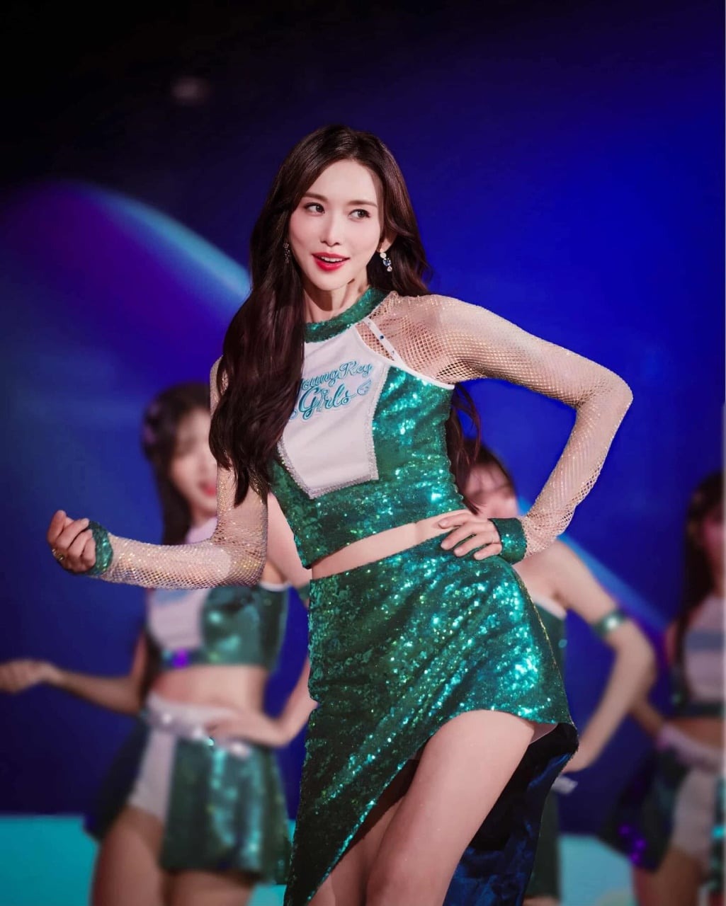 Ở đ&acirc;u ra mỹ nh&acirc;n 51 tuổi vẫn như g&aacute;i 21 thế n&agrave;y: Nhan sắc thượng hạng 5 sao, body mướt mượt sướng cả mắt- Ảnh 9.