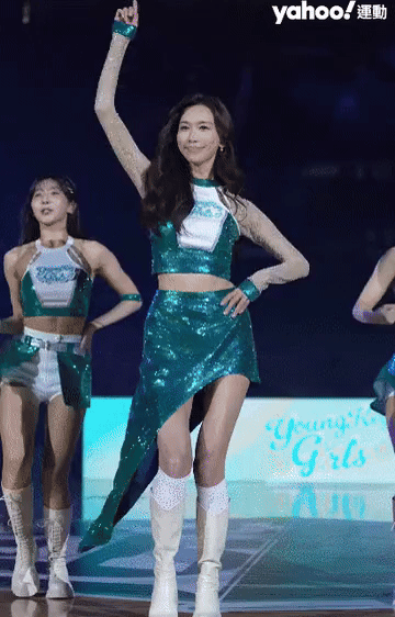 Ở đ&acirc;u ra mỹ nh&acirc;n 51 tuổi vẫn như g&aacute;i 21 thế n&agrave;y: Nhan sắc thượng hạng 5 sao, body mướt mượt sướng cả mắt- Ảnh 1.